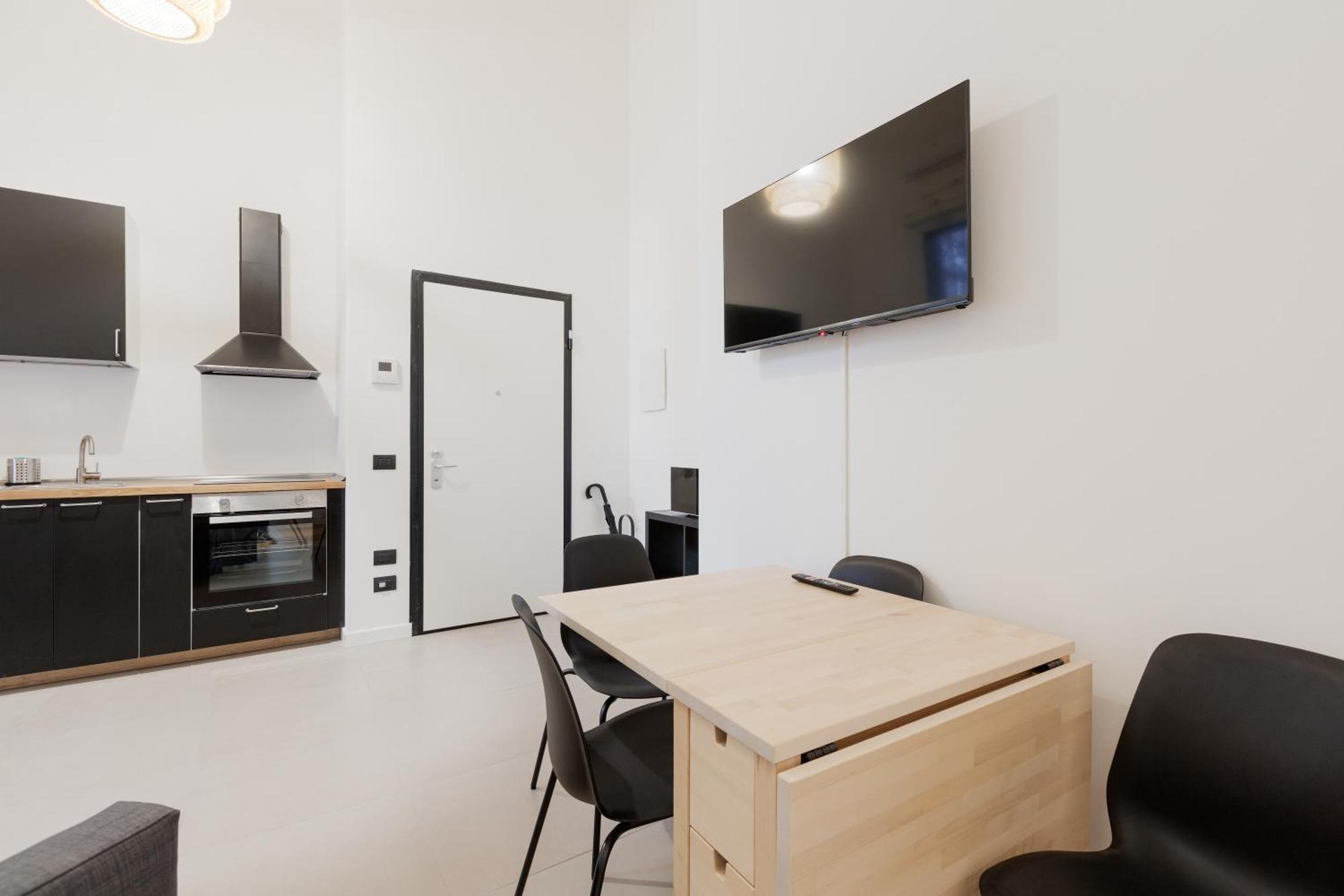 Cozy Corner With Balcony And Private Garage! Appartamento Milano
