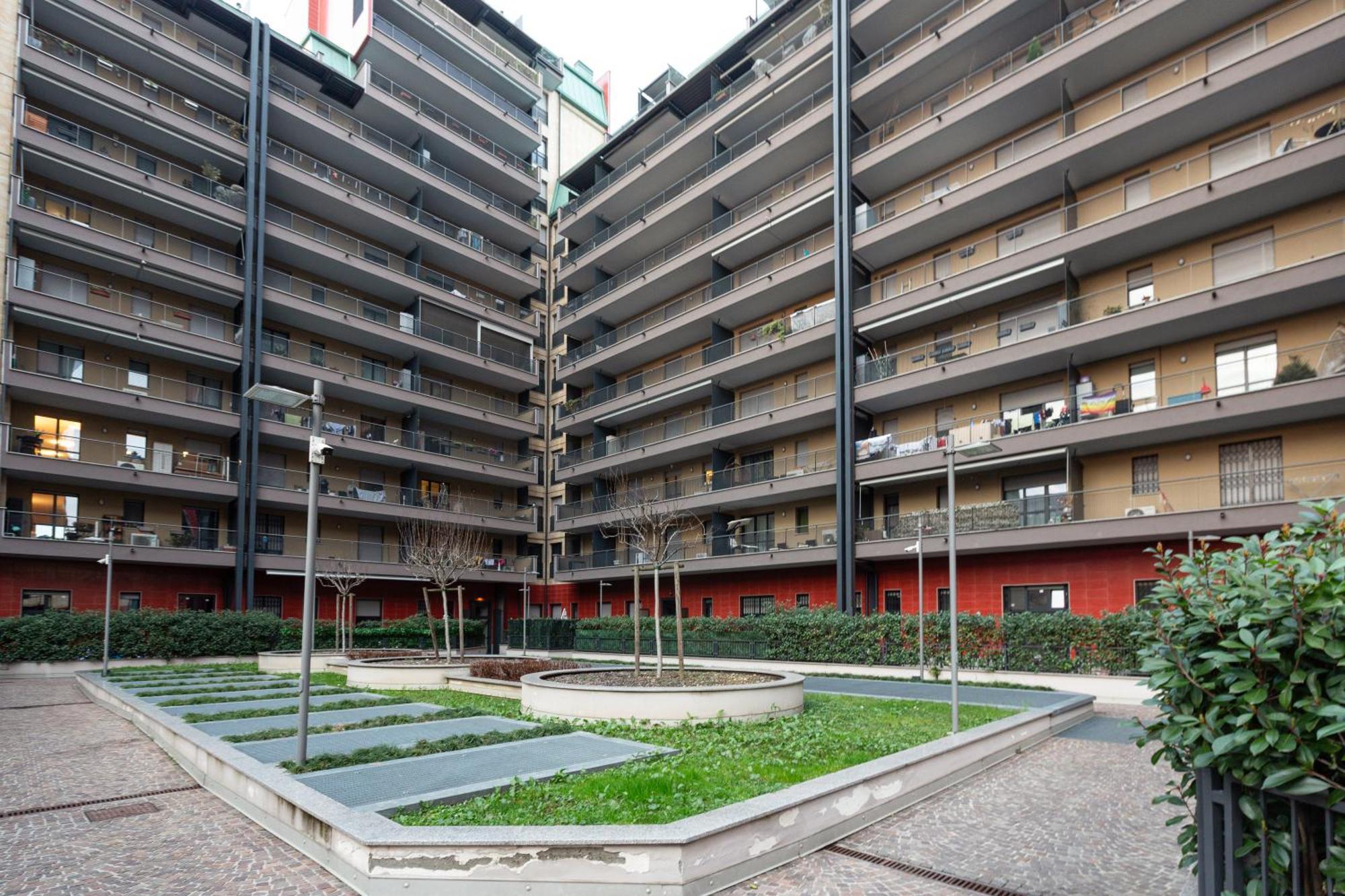 Cozy Corner With Balcony And Private Garage! Appartamento Milano